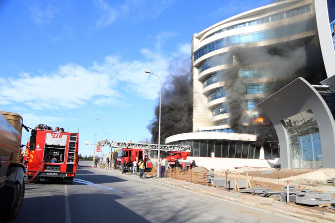 Otel yangınI kontrol altına alındı