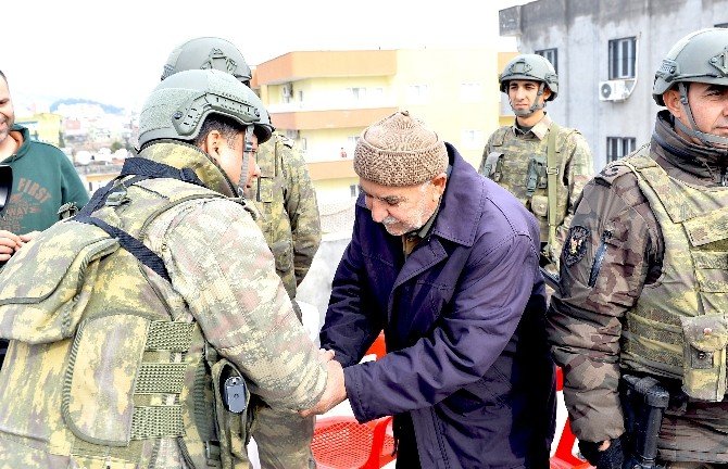 Şırnak Silopi’de Güvenlik Güçleri Vatandaşlara Yardım Dağıttı