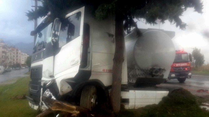 Söke’de Akaryakıt Tankeri Kaza Yaptı
