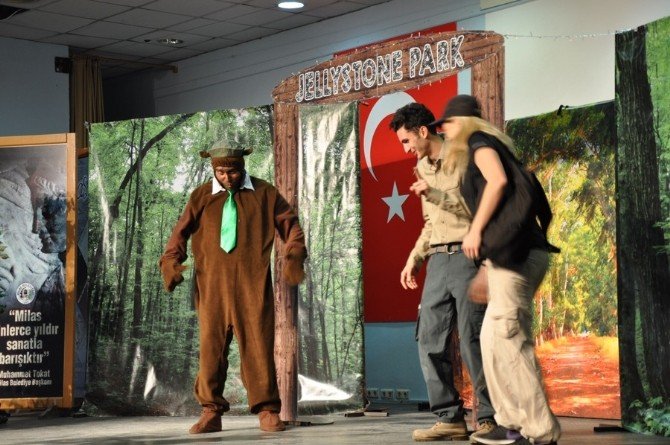 Milas’ta ’Ayı Yogi’ Oyunu Miniklerle Buluştu