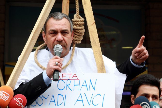 Memurlar, postane önüne darağacı kurup boynuna urgan geçirdi