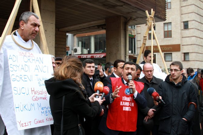Memurlar, postane önüne darağacı kurup boynuna urgan geçirdi