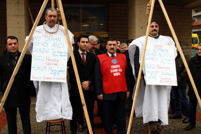 Memurlar, postane önüne darağacı kurup boynuna urgan geçirdi