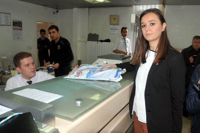 CHP İl Gençlik Kolları, MİT'e bugünkü gazeteleri yolladı