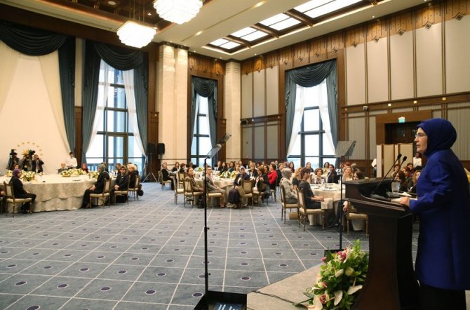 Emine Erdoğan, kadın büyükelçiler ve büyükelçi eşlerine sarayda yemek verdi