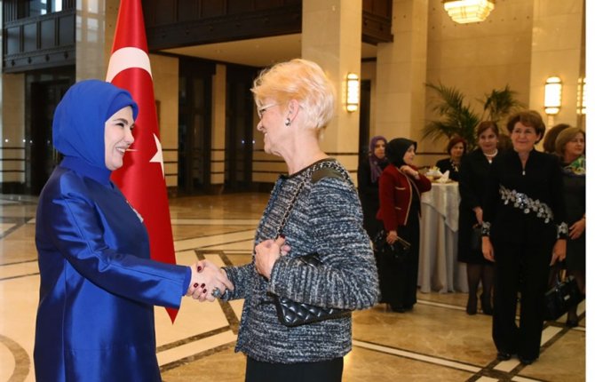 Emine Erdoğan, kadın büyükelçiler ve büyükelçi eşlerine sarayda yemek verdi