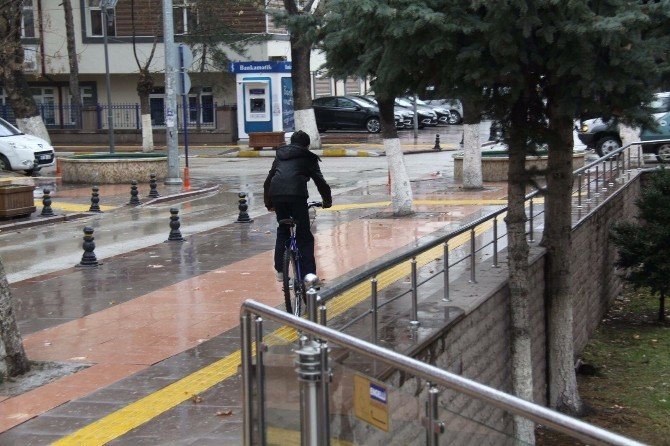Cumhurbaşkanı Erdoğan’ın Yolunu Kesip Bisiklet İsteyen Arif, Bisikletine Kavuştu
