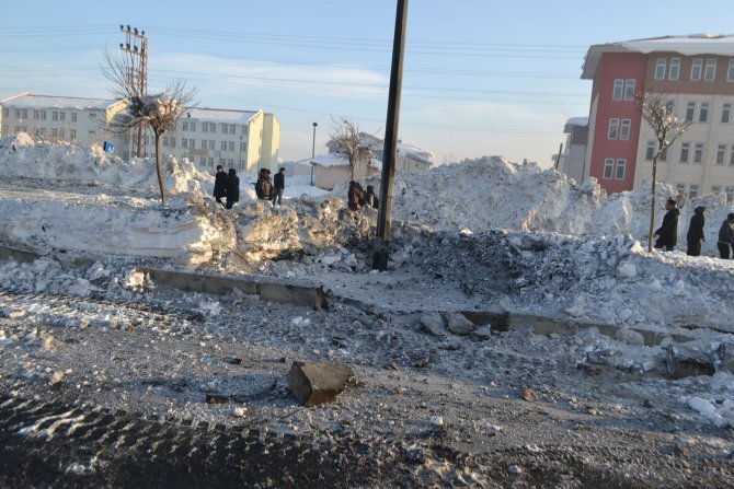 Yüksekova’da polis aracının geçişi sırasında patlama