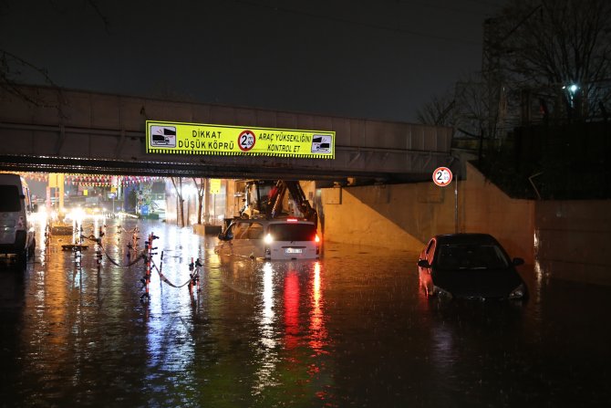 İstanbul'da yağmur: Araçlar su basan geçitte mahsur kaldı