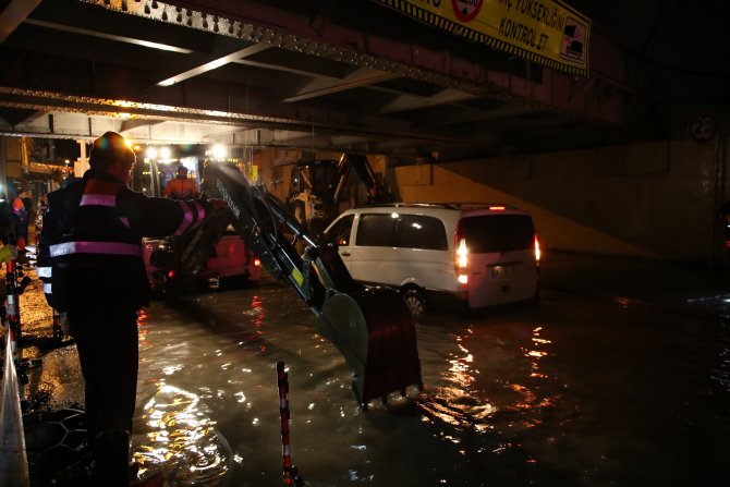 İstanbul'da yağmur: Araçlar su basan geçitte mahsur kaldı