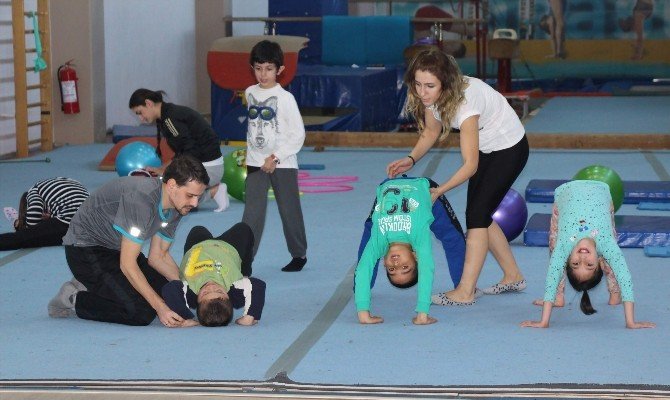 Özel Çocuklar Yüzme Ve Jimnastikle İyileşiyor