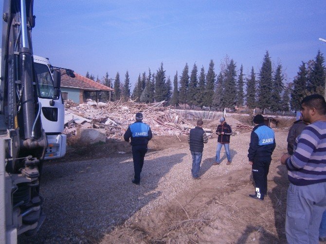 Alaşehir’de Hazine Arazisine Yapılan Kaçak Bina Yıktırıldı