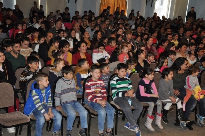 Milas’ta ’Ayı Yogi’ Oyunu Miniklerle Buluştu