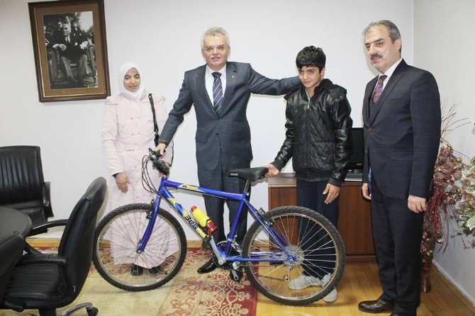 Cumhurbaşkanı Erdoğan’ın Yolunu Kesip Bisiklet İsteyen Arif, Bisikletine Kavuştu