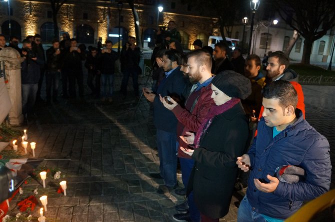 Suriyeli grup Sultanahmet Meydanı’nda saldırıda ölenler için dua etti