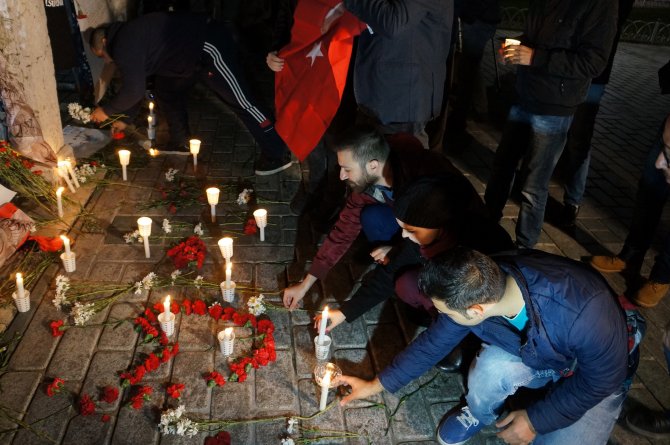 Suriyeli grup Sultanahmet Meydanı’nda saldırıda ölenler için dua etti