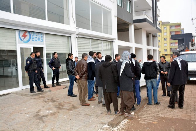 Elektrik kesintilerine tepki gösteren vatandaşlar DEDAŞ'a yürüdü