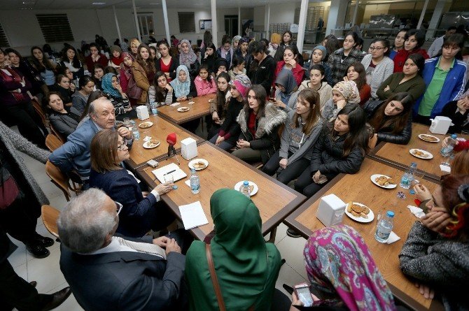Başkan Şahin, Kız Yurtlarını Ziyaret Etti