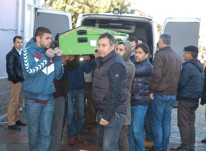 Antalya’daki Kazada Hayatını Kaybeden Aile Uşak’ta Toprağa Verildi