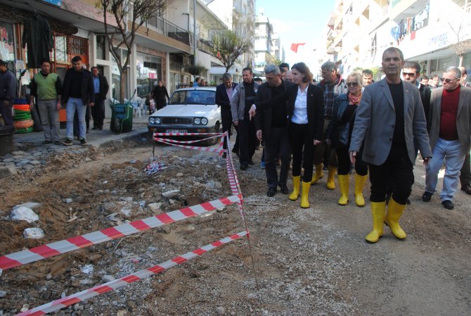CHP'liler, ASAT'ı esnafa sarı çizme dağıtarak kınadı