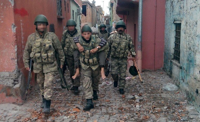 Asker Sur’da Vatandaşları Sırtında Taşıyarak Tahliye Ediyor