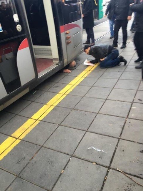 Tramvayın Altında Kalan Bir Kişi Yaralandı