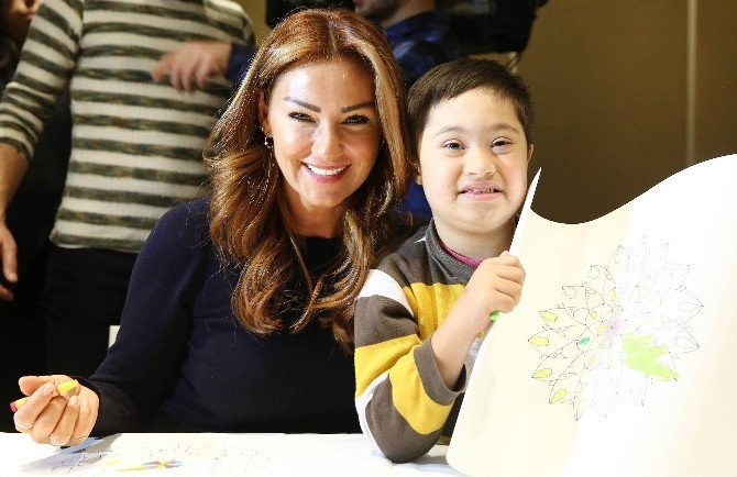 Pınar Altuğ, Down Sendromlu Çocuklarla Bir Araya Gelerek Mandala Çizip Boyadı