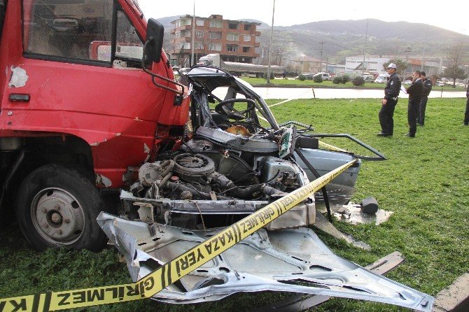 Kamyonetin Çarptığı Otomobil Hurdaya Döndü: 1 Ölü, 3 Yaralı