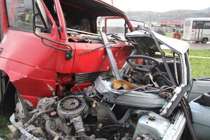 Kamyonetin Çarptığı Otomobil Hurdaya Döndü: 1 Ölü, 3 Yaralı