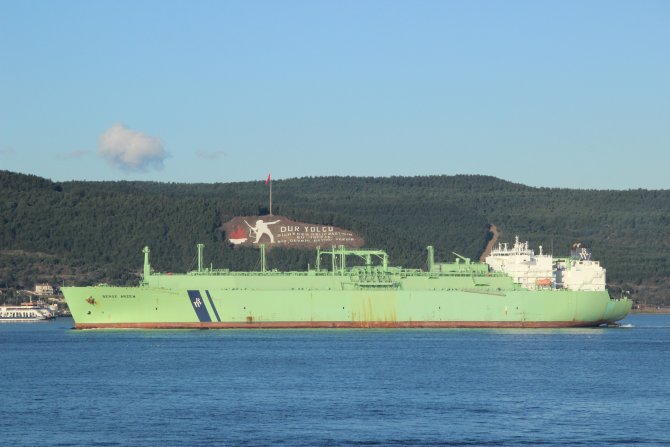 LNG tankeri geçişinde Çanakkale Boğazı trafiğe kapatıldı