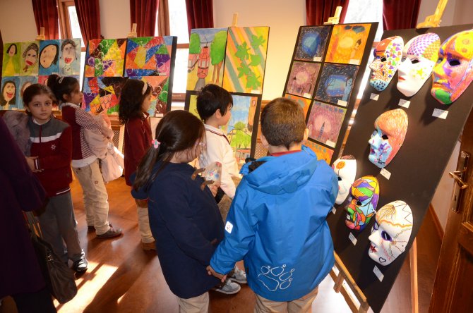 Tarihi Belediye Binası'nda görsel sanatlar sergisi açıldı