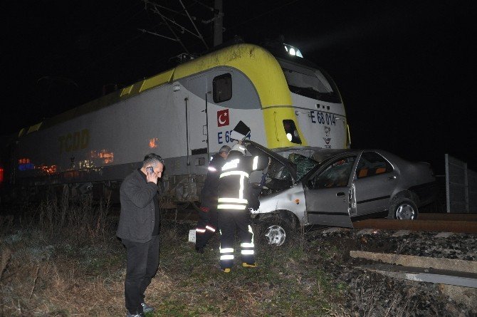 Otomobil Trenin Altında Kaldı: 1 Yaralı