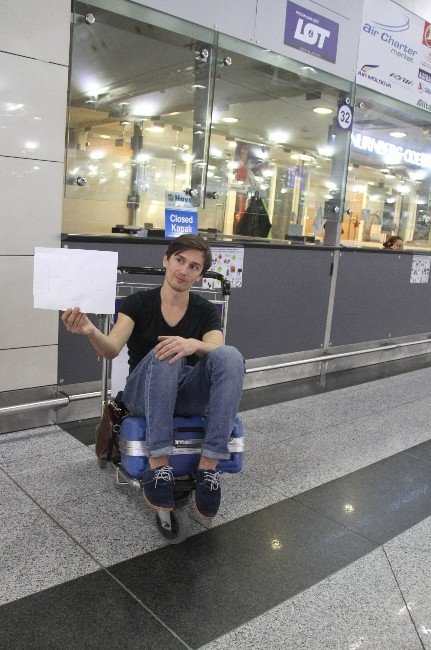 Uçağı Kaçıran Ukraynalı Turist Havalimanında Yardım Bekliyor