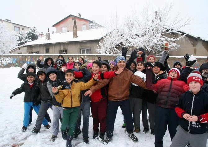 Yozgat’ta Kar En Çok Çocukları Sevindirdi