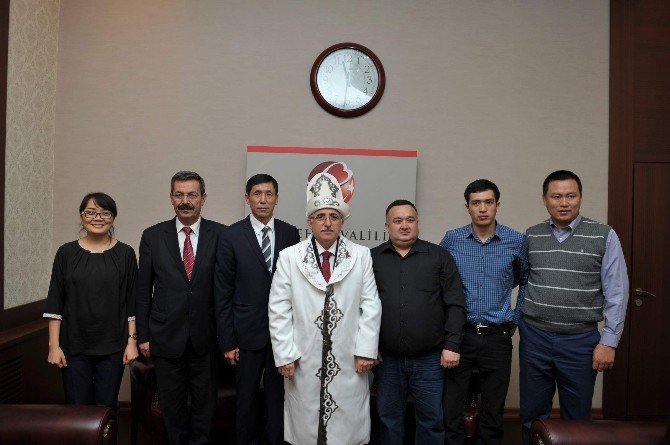 Kırgızistan’dan Gelen Doktorlar Vali Tuna’yı Ziyaret Etti