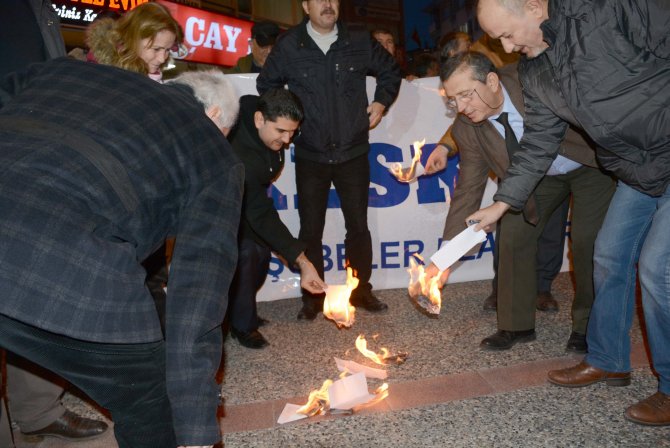 Balıkesir KESK üyeleri düşük zammı protesto için bordro yaktı