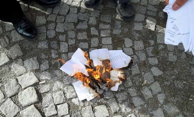 Memurlar zammı protesto için ilk maaşın bordrosunu yaktı