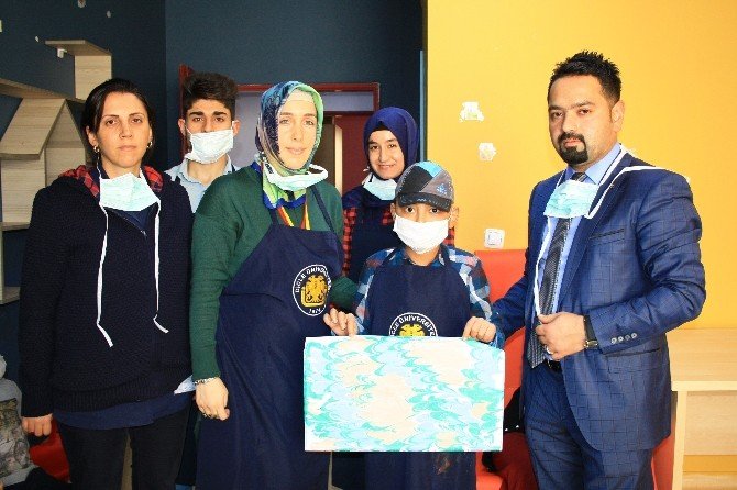Anadolu El Sanatları Topluluğu Kanser Hastası Minikleri Sevindirdi