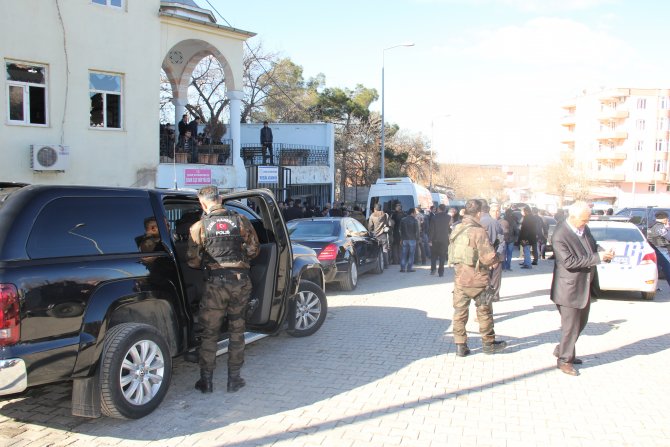 Bakan Tüfenkci, Çınar’daki patlamada iş yerleri zarar gören esnafı ziyaret etti