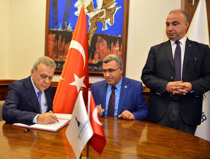 İzmir Büyükşehir Belediyesi toplu sözleşme imzaladı