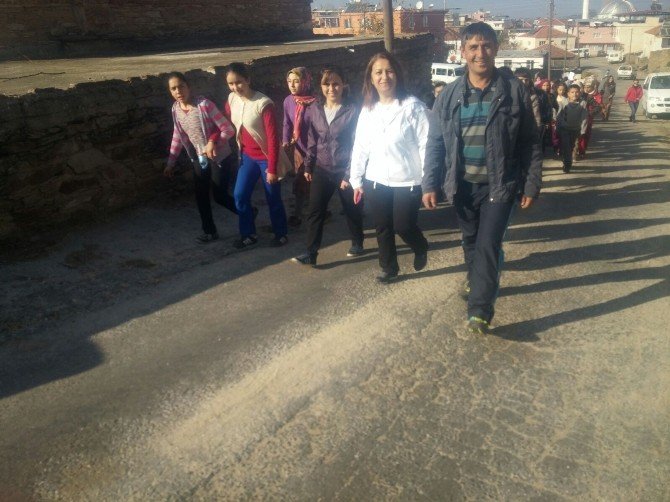 Karacaören’de Öğrenciler Sağlık İçin Doğa Yürüyüşü Yaptı