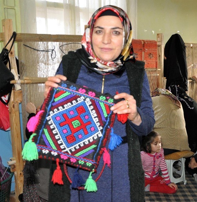 Sorgun’da Yöresel Kilim Dokuma Ve Halıcılık Kursuna Yoğun İlgi