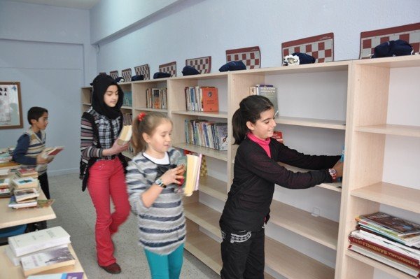 Köy Okuluna Kütüphane