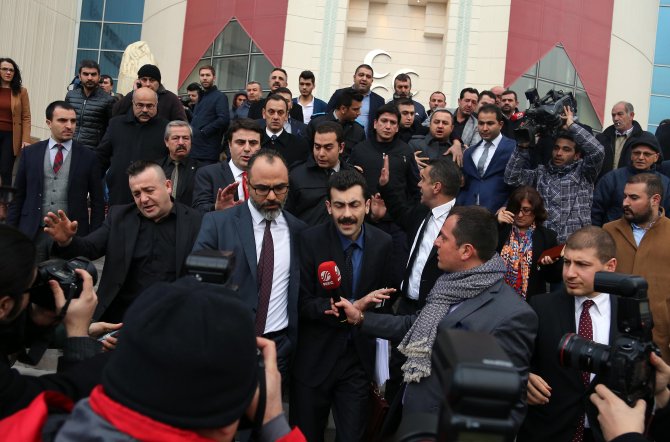 543 imzayı teslim eden muhalif avukatları, MHP’den yaka paça gönderildi