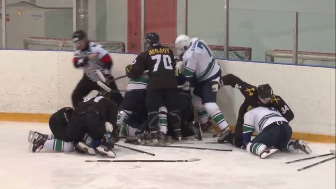 Rusya'da buz hokeyi maçında büyük kavga