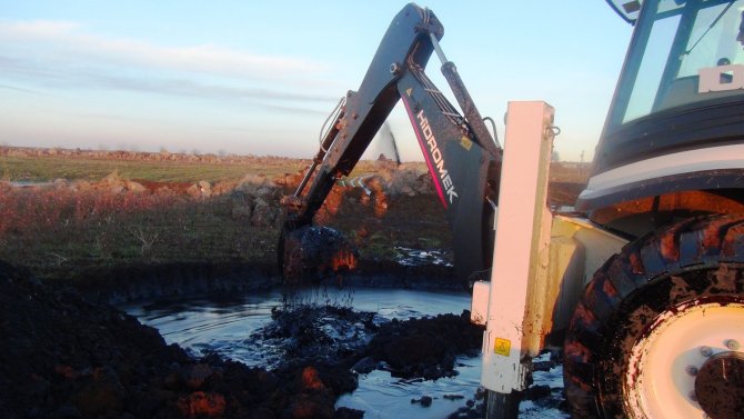 Siverek'te petrol boru hattı patladı tarlalar ham petrolle doldu