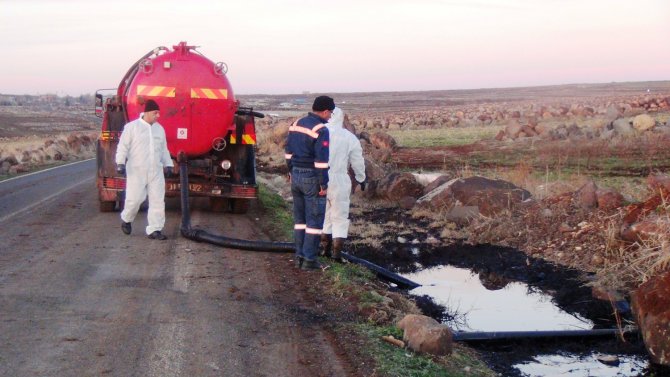 Siverek'te petrol boru hattı patladı tarlalar ham petrolle doldu