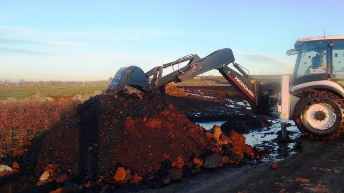 Siverek'te petrol boru hattı patladı tarlalar ham petrolle doldu