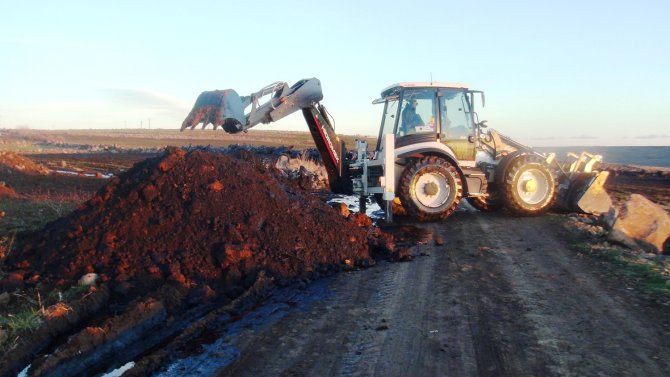 Siverek'te petrol boru hattı patladı tarlalar ham petrolle doldu