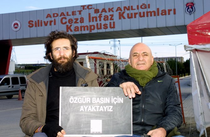 Gazeteci Sönmez: AKP iktidarı, ters yöne girmiş otomobil gibi